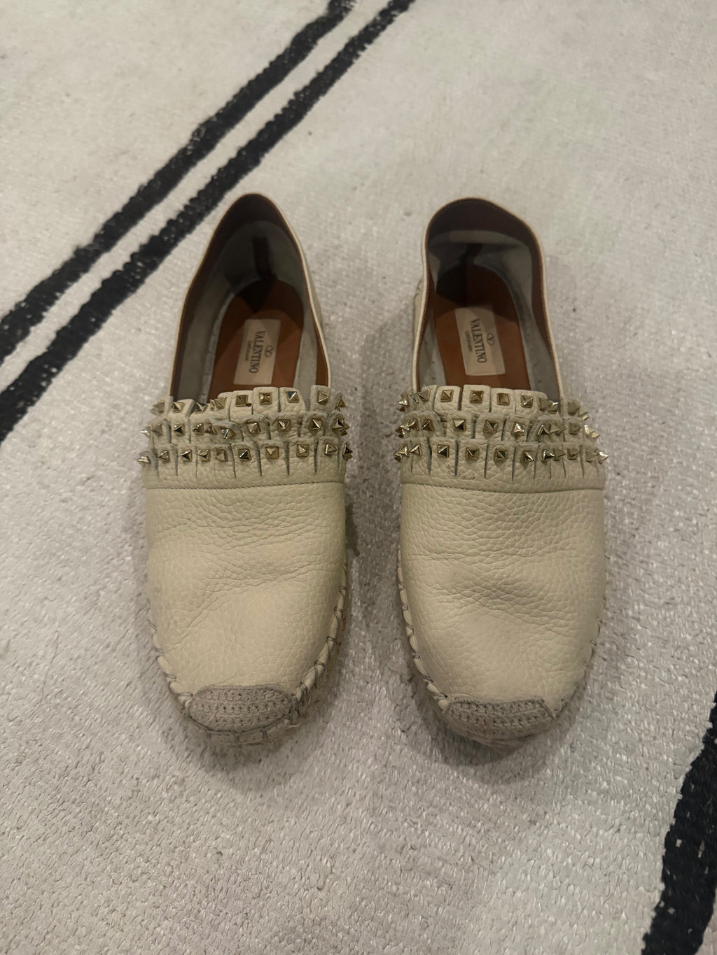Valentino Garavani Rockstud Espadrille Mules in off-white/ivory pebbled leather with the signature platinum-tone Rockstud detailing - 38