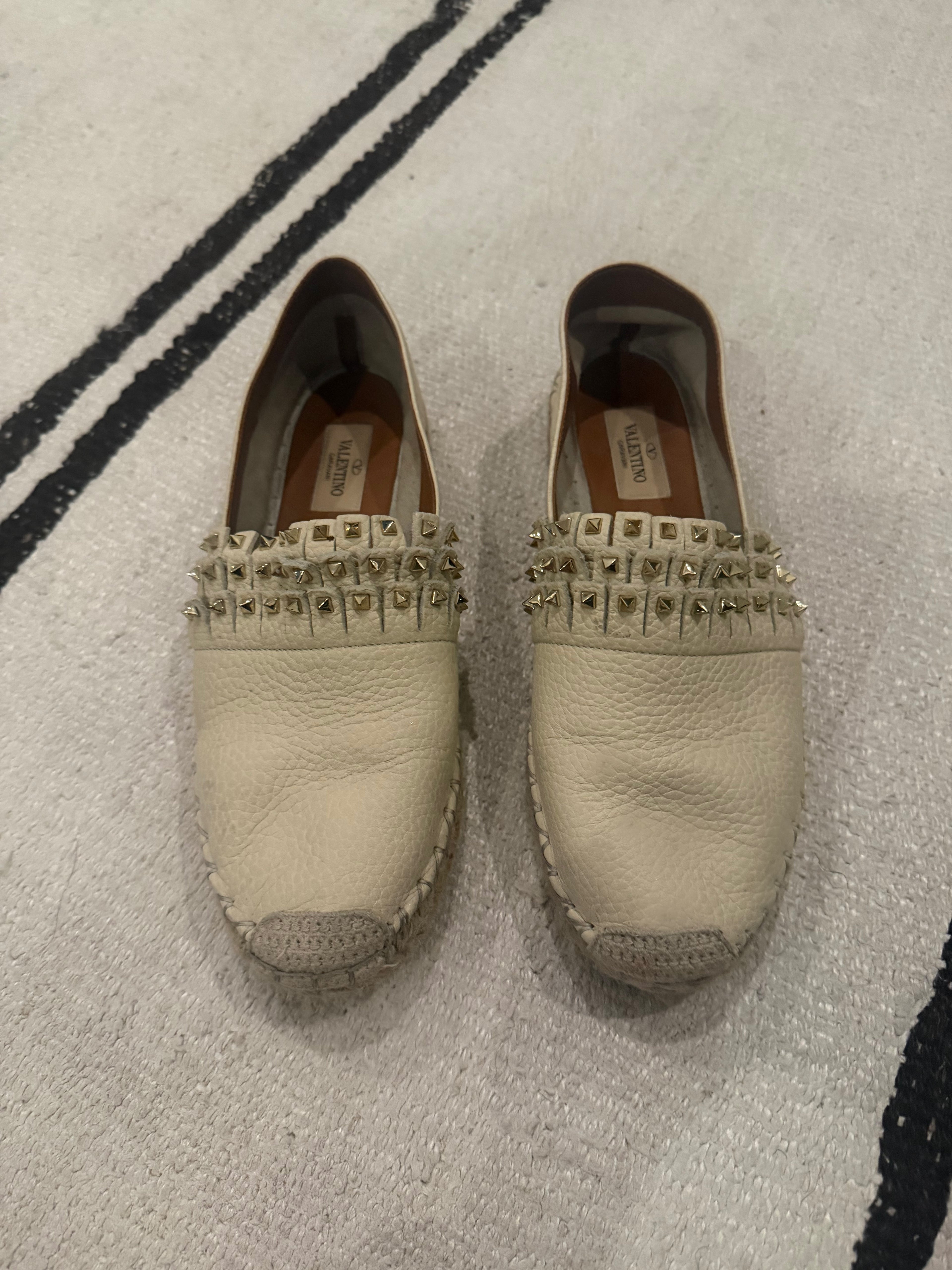 Valentino Garavani Rockstud Espadrille Mules in off-white/ivory pebbled leather with the signature platinum-tone Rockstud detailing - 38