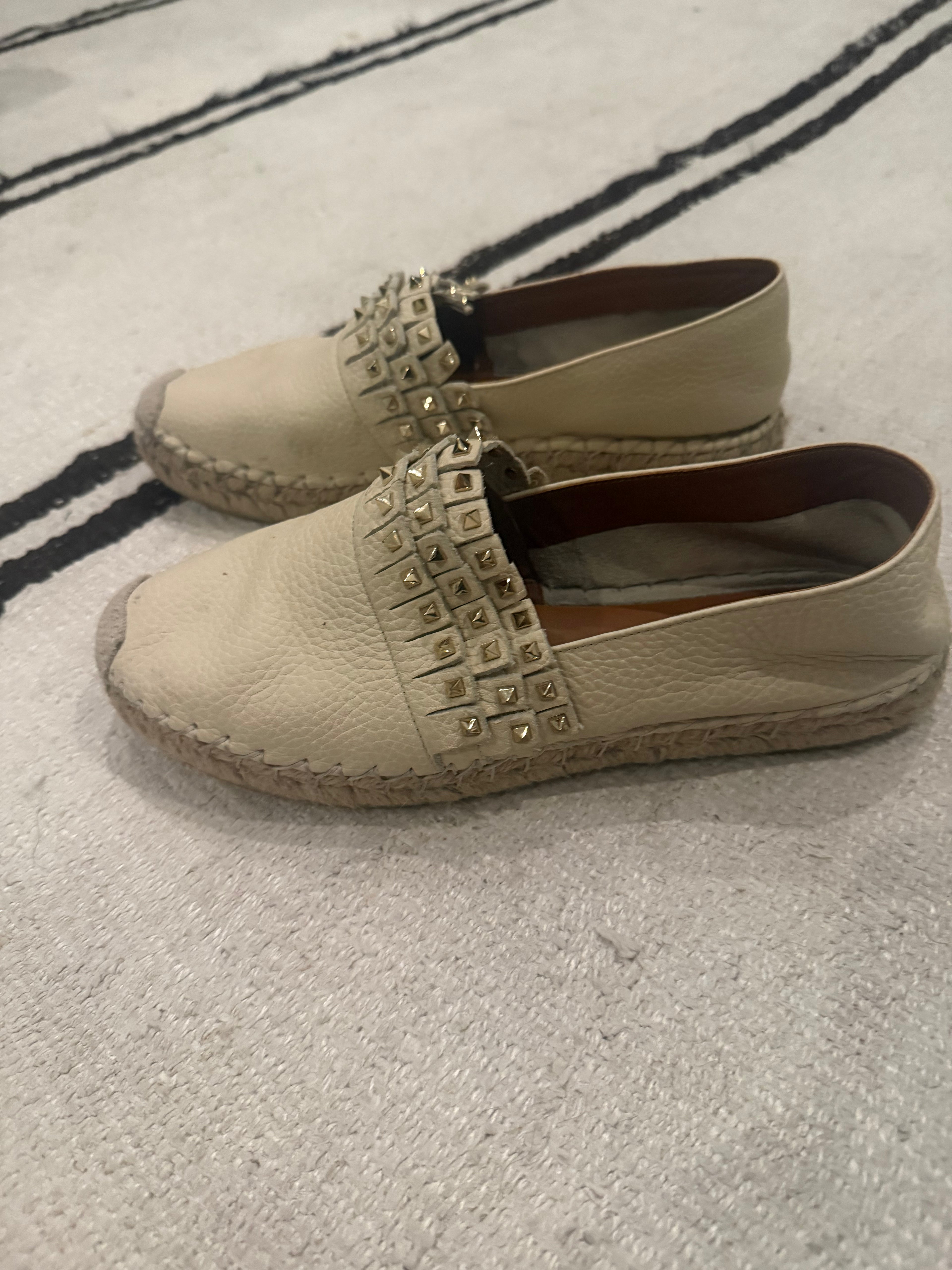 Valentino Garavani Rockstud Espadrille Mules in off-white/ivory pebbled leather with the signature platinum-tone Rockstud detailing - 38
